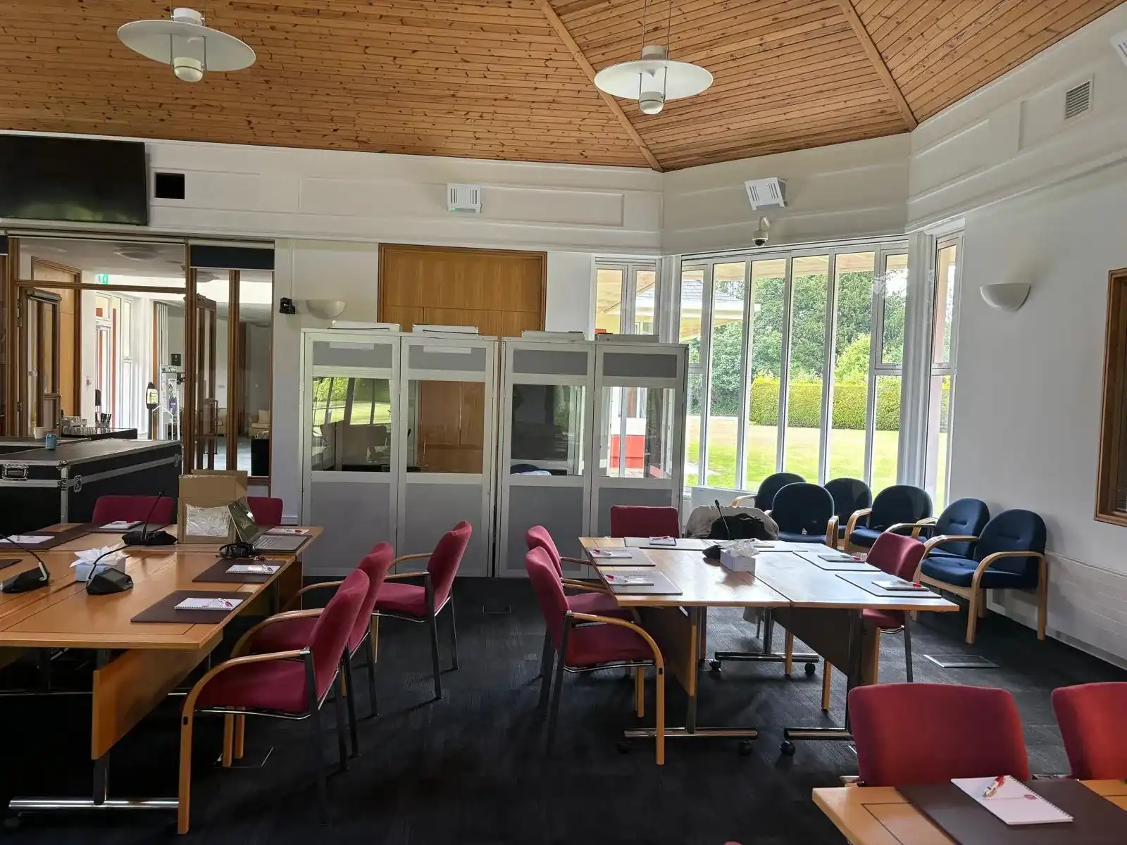 How Interpreter Equipment Helps Emergency Responses